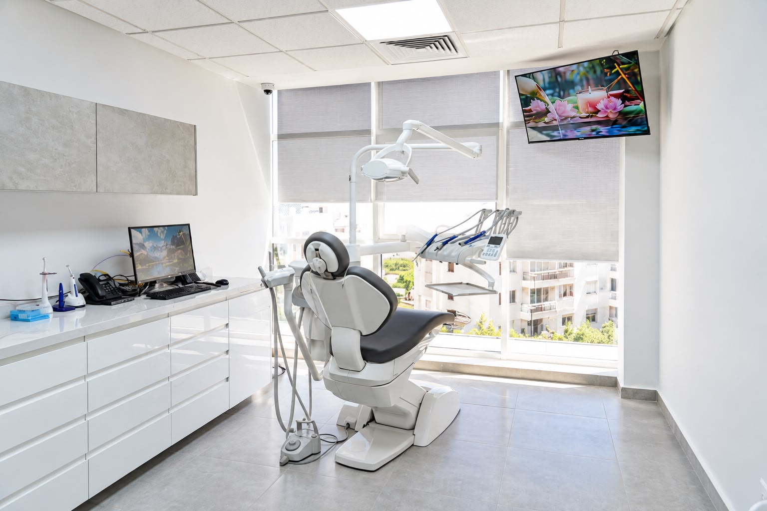 Fauteuil et équipements dans une salle de soins de la clinique