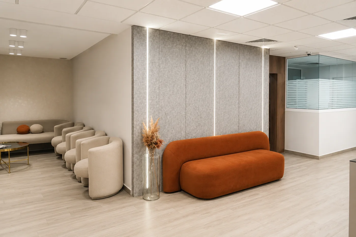 Espace d’attente lumineux avec assise orange