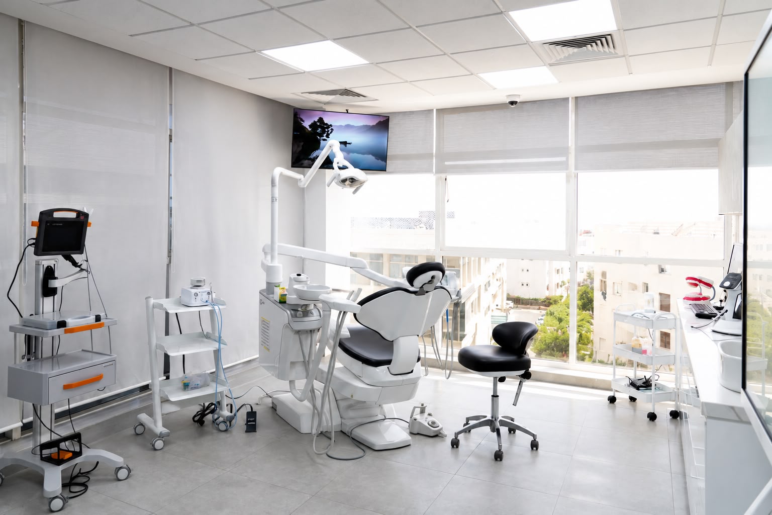 Salle de soins dentaires lumineuse avec vue sur Agadir