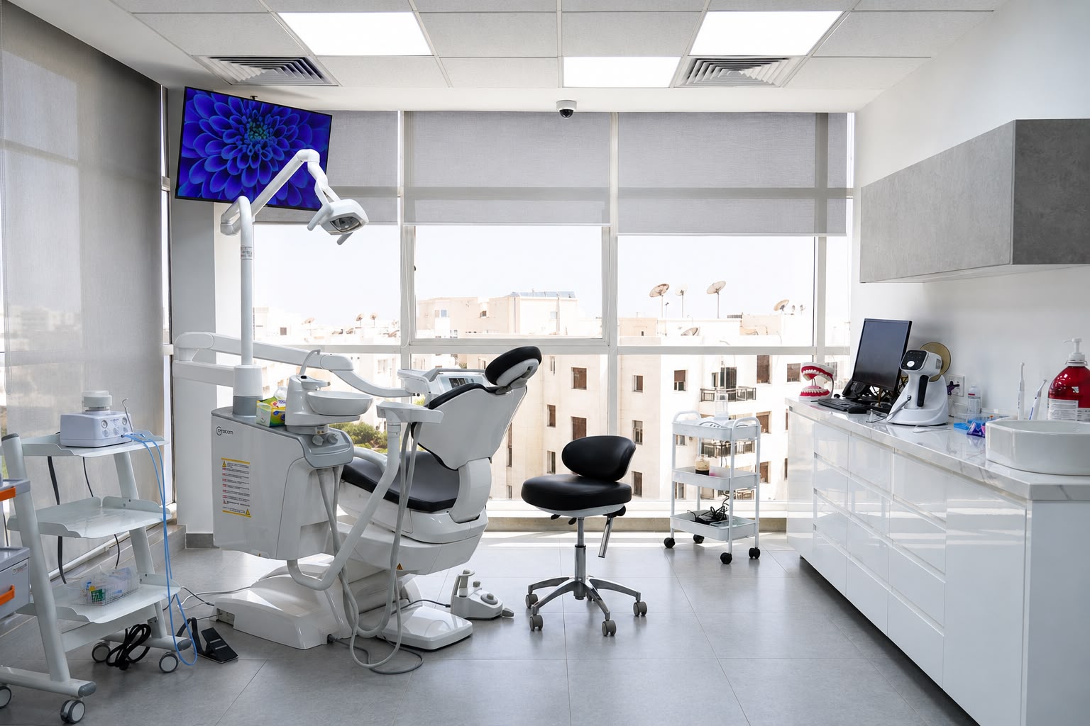 Salle de soins moderne avec fauteuil dentaire et baie vitrée